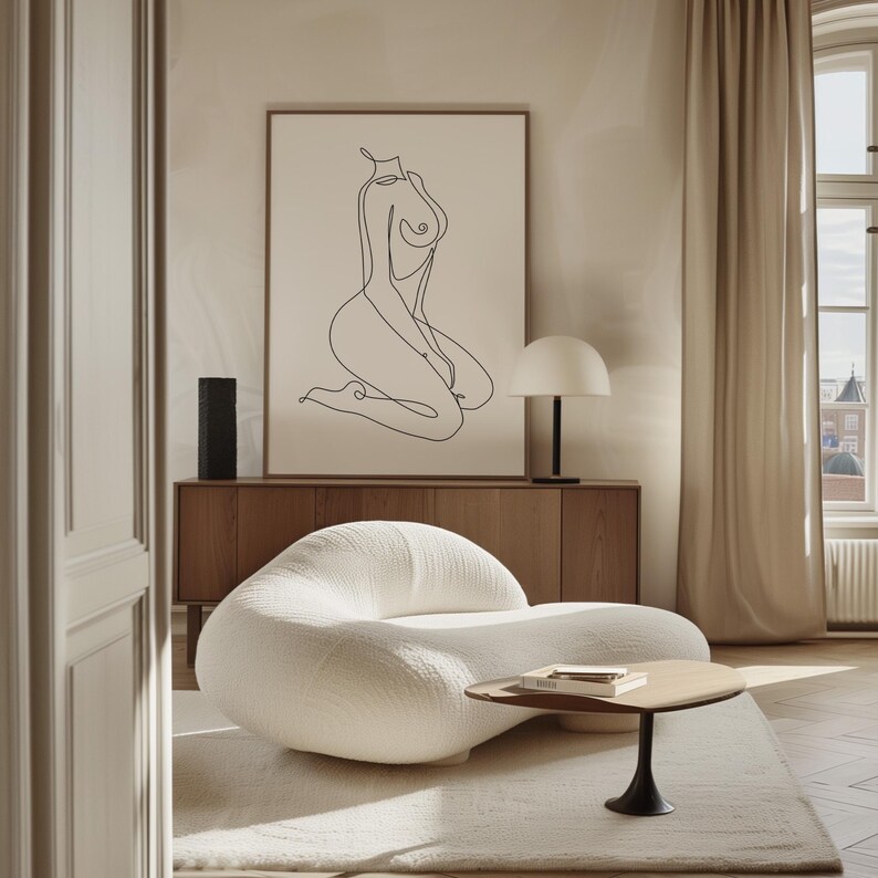 Puede incluir: Una taza de cer&aacute;mica blanca con un asa negra y el texto "But First, Coffee" en negrita negra. La taza se encuentra sobre un fondo borroso, sugiriendo un ambiente acogedor.