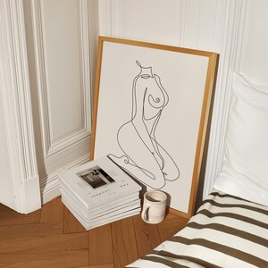 Puede incluir: Una taza de cer&aacute;mica blanca con un asa negra y el texto "But First, Coffee" en negro y negrita. La taza est&aacute; sobre una superficie blanca. La taza parece tener unos 355 ml.