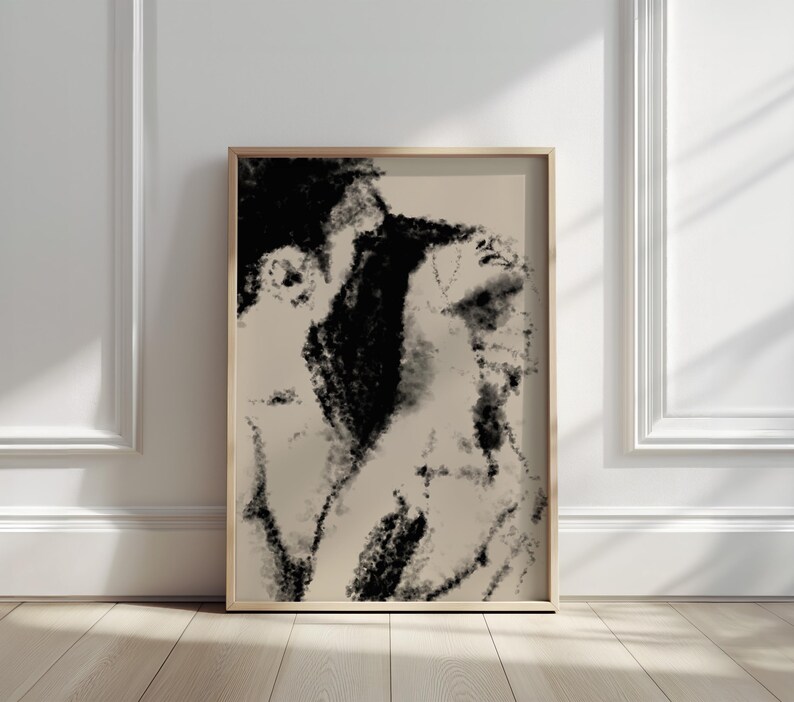 Puede incluir: L&aacute;mina de arte abstracto en un marco de madera. La obra presenta un dibujo a carboncillo en blanco y negro de dos figuras. Las figuras est&aacute;n representadas con trazos expresivos y texturizados sobre un fondo beige. El arte enmarcado est&aacute; apoyado contra una pared blanca.
