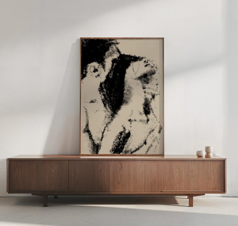 Puede incluir: Una impresi&oacute;n art&iacute;stica abstracta enmarcada con un dise&ntilde;o en blanco y negro. La obra de arte se exhibe sobre un mueble de madera. Dos peque&ntilde;as tazas de cer&aacute;mica blanca est&aacute;n sobre el mueble. La obra tiene una est&eacute;tica moderna y minimalista.