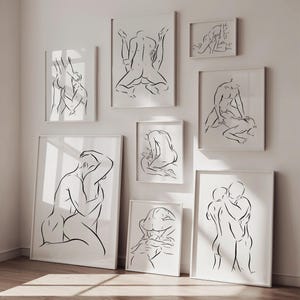 Puede incluir: Una colección de impresiones artísticas enmarcadas que presentan dibujos lineales minimalistas de figuras humanas en varias poses. La obra de arte está realizada en líneas negras sobre un fondo blanco, con un enfoque en la forma humana.