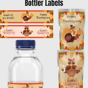 Puede incluir: Etiquetas para botellas de agua y zumo con temática de Acción de Gracias. Las etiquetas presentan pavos de dibujos animados con accesorios festivos, calabazas y hojas de otoño. El texto incluye "Gobble til you Wobble" y "Happy Thanksgiving."
