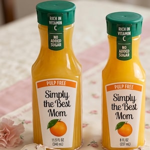 Könnte beinhalten: Zwei Flaschen Orangensaft mit grünen Deckeln, beschriftet mit "Simply the Best Mom". Jede Flasche hat ein Etikett mit einer Orangengrafik und dem Text "Pulp Free, Rich in Vitamin C, No Added Sugar". Eine Flasche hat 340 ml, die andere 237 ml.