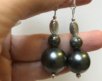 Stivaletto con perle finte grigio scuro