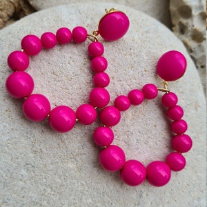 Trendy Vintage style earrings in Fuchsia colored resin beads