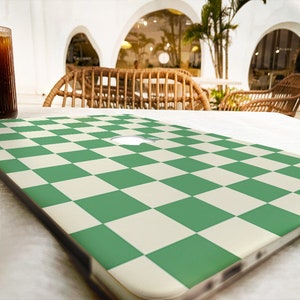 Puede incluir: Una piel para port&aacute;til a cuadros verdes y blancos. La piel est&aacute; hecha de un material duradero y est&aacute; dise&ntilde;ada para proteger tu port&aacute;til de ara&ntilde;azos y desgaste.