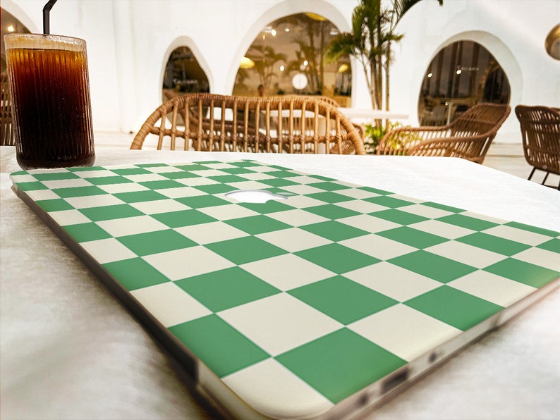 Puede incluir: Una piel para port&aacute;til a cuadros verdes y blancos. La piel est&aacute; hecha de un material duradero y est&aacute; dise&ntilde;ada para proteger tu port&aacute;til de ara&ntilde;azos y desgaste.