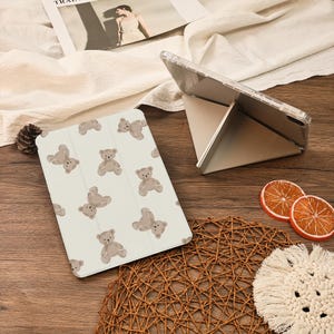 Kawaii Bär Puppe Y + Flip mit Bleistift Halter iPad Fall für iPad Air 6/7, iPad 9,7 "10,2" 10,9 "11" 12,9 Zoll Mini 7/6, iPad Pro iPad 2025 2024 Fall