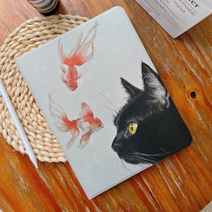 Black Cat Wants Fish iPadケース ペンシルホルダー付き iPad Air 4/5 iPad Pro 12.9インチ 11インチ 9.7インチ、iPad Mini 6、iPad 9/8/7、10.2インチ、2022/2021用