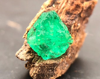 Natuurlijke smaragd ruw, ruwe groene smaragd, onbehandeld ruw smaragd, genezend kristal, ruwe smaragd, losse smaragd, ideaal voor een romantisch cadeau.