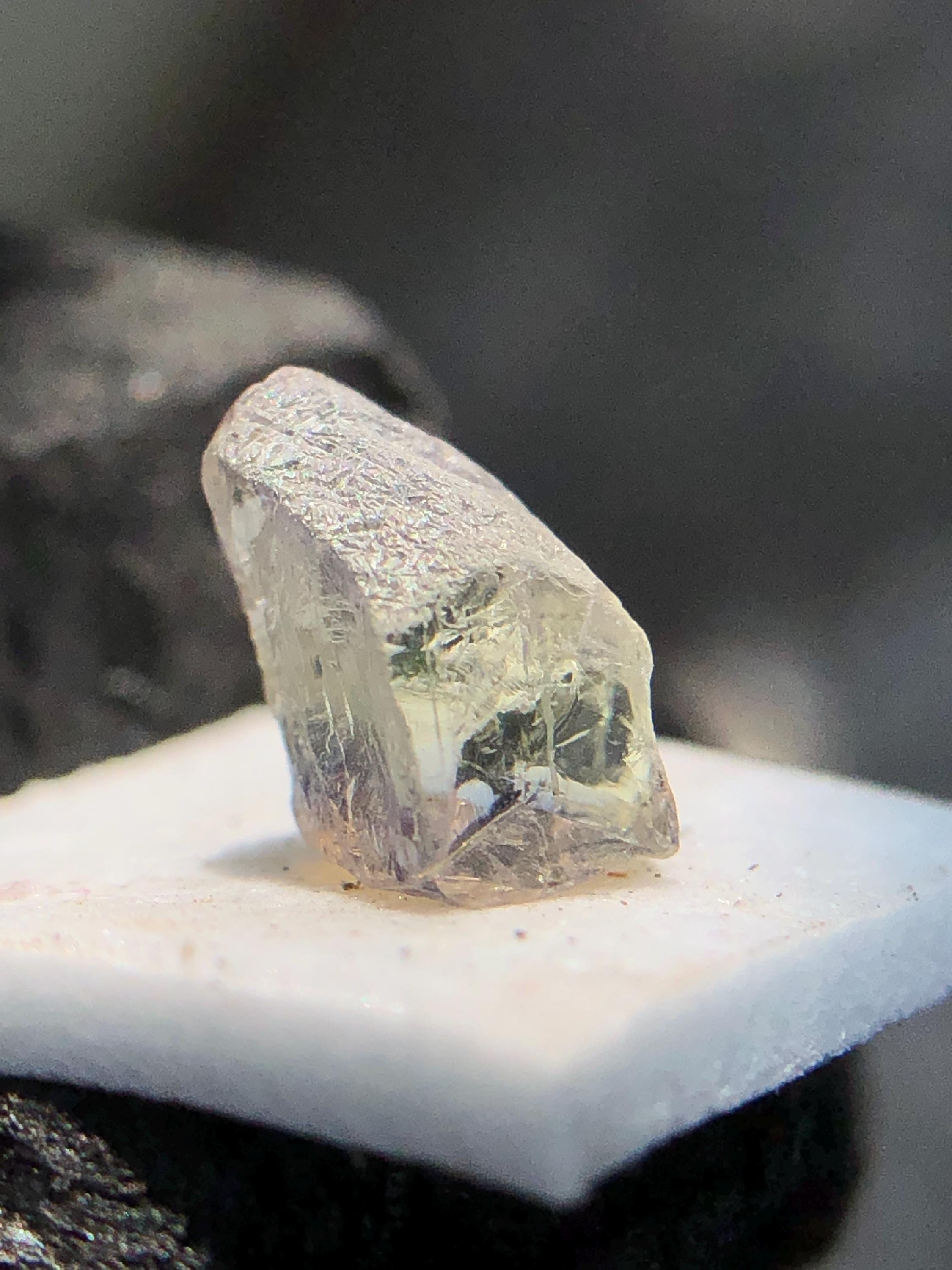 天然タンザナイト原石 1.60 CT パープルイエローカラー ワイヤーラップ