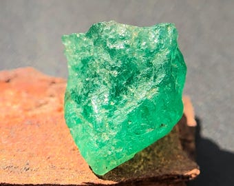 Natural Emerald Rough, Emerald Rough, Green Emerald Raw, Emerald Crystal, Uncut Emerald, 2 Carats Stunning Emerald Rough