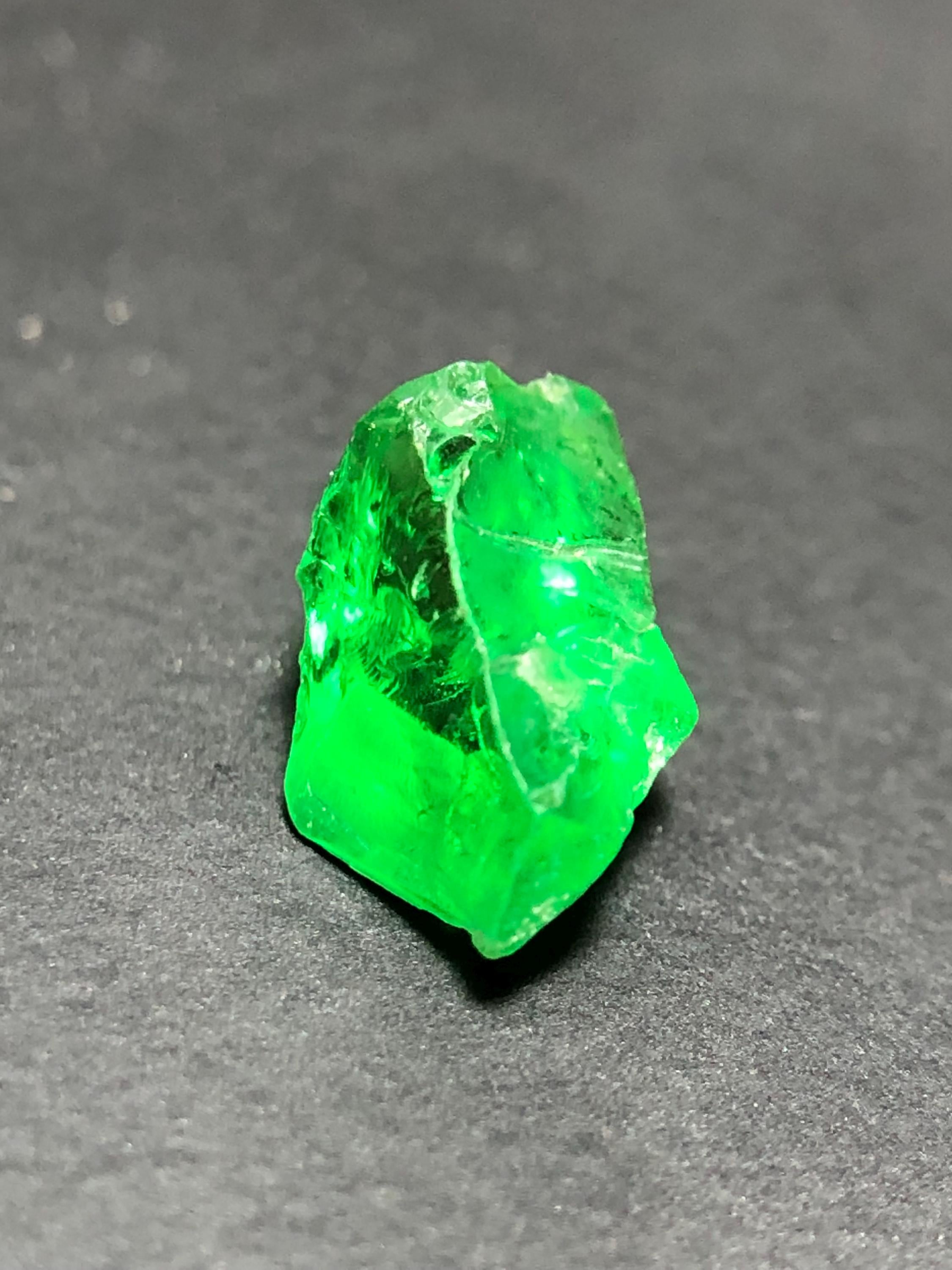 ツァボライト原石 1.20 カラット | 天然グリーンガーネット 8 x 4 mm