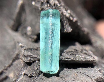 Natuurlijk blauwachtig groen potlood smaragd ruw, smaragd onbewerkt, 0,70 karaat smaragd kristal, ongesneden smaragd, smaragd onbewerkt voor hanger.