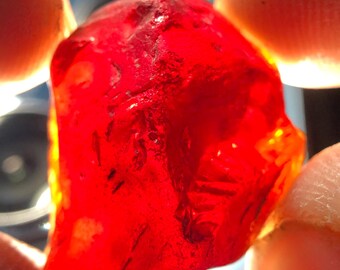 天然レッドガーネット原石、カットされていない結晶（28.5カラット