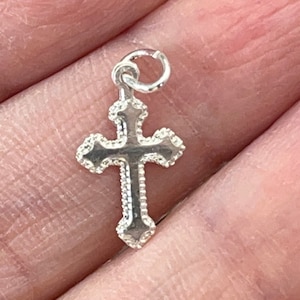 Petite breloque croix en argent sterling, pendentif religieux (16 x 10 mm)
