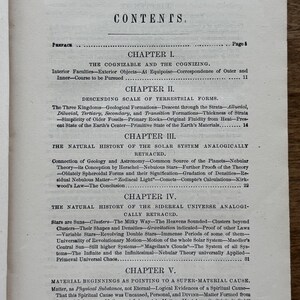 Puede incluir: Una p&aacute;gina de un libro antiguo con el t&iacute;tulo &laquo;&nbsp;CONTENTS&nbsp;&raquo; en la parte superior. La p&aacute;gina enumera los t&iacute;tulos de los cap&iacute;tulos y los subt&iacute;tulos, incluyendo &laquo;&nbsp;The Cognizable and the Cognizing&nbsp;&raquo; y &laquo;&nbsp;The Natural History of the Solar System Analytically Retraced&nbsp;&raquo;.