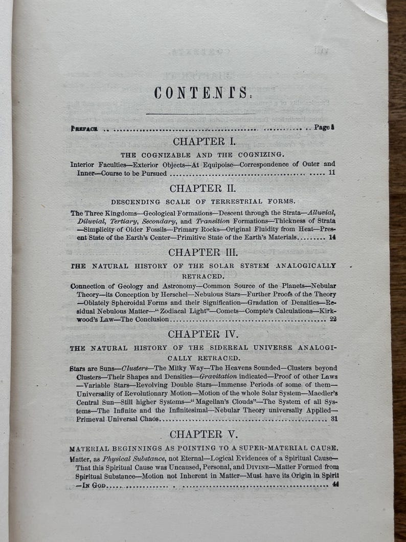 Puede incluir: Una p&aacute;gina de un libro antiguo con el t&iacute;tulo &laquo;&nbsp;CONTENTS&nbsp;&raquo; en la parte superior. La p&aacute;gina enumera los t&iacute;tulos de los cap&iacute;tulos y los subt&iacute;tulos, incluyendo &laquo;&nbsp;The Cognizable and the Cognizing&nbsp;&raquo; y &laquo;&nbsp;The Natural History of the Solar System Analytically Retraced&nbsp;&raquo;.
