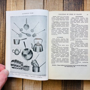 Pode incluir: Uma p&aacute;gina vintage de um livro de culin&aacute;ria com um calend&aacute;rio de alimentos sazonais para os meses de outubro, novembro e dezembro. A p&aacute;gina tamb&eacute;m inclui uma ilustra&ccedil;&atilde;o em preto e branco de v&aacute;rios utens&iacute;lios de cozinha de alum&iacute;nio, incluindo uma chaleira, uma panela e um escorredor.