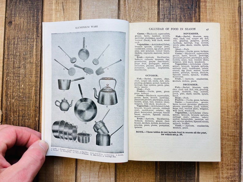 Pode incluir: Uma p&aacute;gina vintage de um livro de culin&aacute;ria com um calend&aacute;rio de alimentos sazonais para os meses de outubro, novembro e dezembro. A p&aacute;gina tamb&eacute;m inclui uma ilustra&ccedil;&atilde;o em preto e branco de v&aacute;rios utens&iacute;lios de cozinha de alum&iacute;nio, incluindo uma chaleira, uma panela e um escorredor.