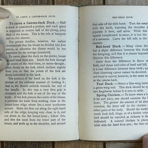 Pode incluir: Uma p&aacute;gina de livro vintage com instru&ccedil;&otilde;es sobre como cortar um pato de dorso de lona, um pato de cabe&ccedil;a vermelha, um pato-real e um frango de primavera. O texto descreve a maneira correta de segurar o garfo e a faca, bem como como identificar um bom frango de primavera.
