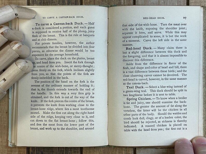 Pode incluir: Uma p&aacute;gina de livro vintage com instru&ccedil;&otilde;es sobre como cortar um pato de dorso de lona, um pato de cabe&ccedil;a vermelha, um pato-real e um frango de primavera. O texto descreve a maneira correta de segurar o garfo e a faca, bem como como identificar um bom frango de primavera.
