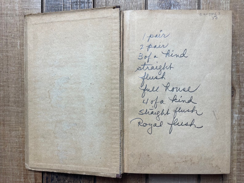 Puede incluir: Primer plano de una p&aacute;gina de un libro antiguo con notas escritas a mano que enumeran las diferentes manos de p&oacute;quer en orden de clasificaci&oacute;n. Las manos enumeradas son: 1 par, 2 pares, 3 de una clase, escalera, color, full house, 4 de una clase, escalera de color y color real.