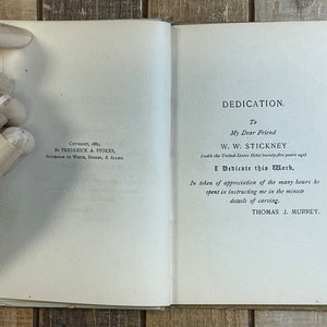 Pode incluir: Uma p&aacute;gina de dedicat&oacute;ria de um livro com o texto "DEDICAT&Oacute;RIA. Ao meu caro amigo W. W. STICKNEY (com o Hotel dos Estados Unidos h&aacute; vinte e cinco anos) Dedico esta obra, Em sinal de apre&ccedil;o pelas muitas horas que dedicou a instruir-me nos detalhes minuciosos da escultura. THOMAS J. MURREY."
