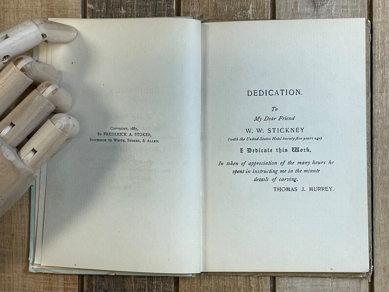 Pode incluir: Uma p&aacute;gina de dedicat&oacute;ria de um livro com o texto "DEDICAT&Oacute;RIA. Ao meu caro amigo W. W. STICKNEY (com o Hotel dos Estados Unidos h&aacute; vinte e cinco anos) Dedico esta obra, Em sinal de apre&ccedil;o pelas muitas horas que dedicou a instruir-me nos detalhes minuciosos da escultura. THOMAS J. MURREY."