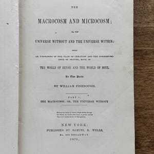 Puede incluir: P&aacute;gina de libro abierto con el t&iacute;tulo "MACROCOSM AND MICROCOSM; OR, THE UNIVERSE WITHOUT AND THE UNIVERSE WITHIN." Publicado en Nueva York en 1875. El papel es envejecido y color crema.
