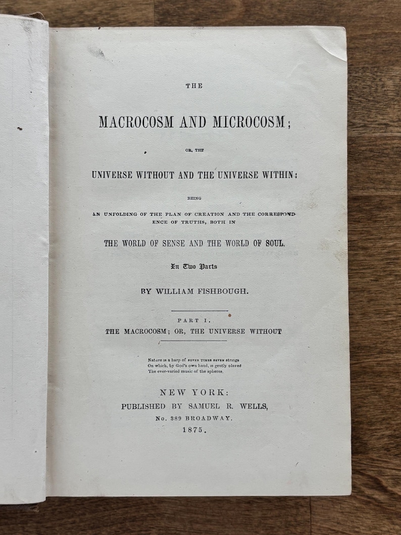 Puede incluir: P&aacute;gina de libro abierto con el t&iacute;tulo "MACROCOSM AND MICROCOSM; OR, THE UNIVERSE WITHOUT AND THE UNIVERSE WITHIN." Publicado en Nueva York en 1875. El papel es envejecido y color crema.