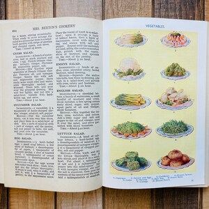 Pode incluir: Uma p&aacute;gina de um livro de cozinha vintage com ilustra&ccedil;&otilde;es de diferentes saladas de vegetais. A p&aacute;gina est&aacute; aberta &agrave; se&ccedil;&atilde;o intitulada "Vegetais" e mostra imagens de aspargos, couve-flor, feij&atilde;o verde, ervilhas e outros vegetais.