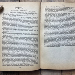 Puede incluir: Una p&aacute;gina de un libro antiguo con instrucciones para jugar al juego de cartas "Stung". El texto describe las reglas del juego, incluyendo c&oacute;mo repartir las cartas, construir secuencias y manejar los errores.