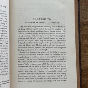 Puede incluir: Libro abierto con texto en papel envejecido. La p&aacute;gina muestra el t&iacute;tulo "CAP&Iacute;TULO VI. PRINCIPIOS DE S&Iacute;NTESIS UNIVERSAL" y p&aacute;rrafos. Los bordes del libro son visibles, indicando su antig&uuml;edad y uso.