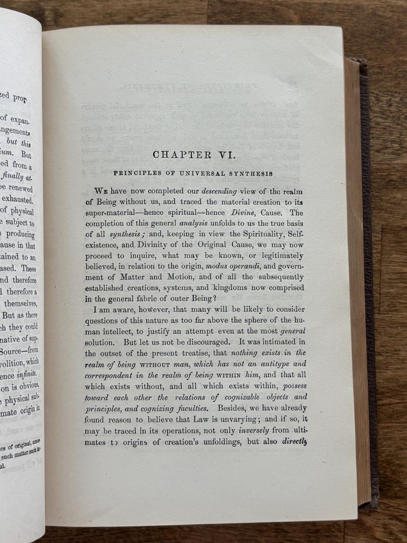 Puede incluir: Libro abierto con texto en papel envejecido. La p&aacute;gina muestra el t&iacute;tulo "CAP&Iacute;TULO VI. PRINCIPIOS DE S&Iacute;NTESIS UNIVERSAL" y p&aacute;rrafos. Los bordes del libro son visibles, indicando su antig&uuml;edad y uso.