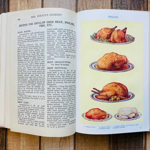 Pode incluir: Um livro de cozinha vintage aberto em uma p&aacute;gina sobre receitas de aves. A p&aacute;gina apresenta ilustra&ccedil;&otilde;es de ganso assado, peru e frango em pratos com guarni&ccedil;&otilde;es. O texto inclui o t&iacute;tulo "Aves" e os nomes das receitas "Ganso assado", "Peru assado com rolinhos de salsicha" e "Frango assado".