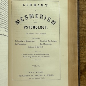 Puede incluir: P&aacute;gina de t&iacute;tulo de un libro antiguo con el t&iacute;tulo "Mesmerismo y Psicolog&iacute;a" en negro. El texto est&aacute; impreso en papel envejecido blanquecino. El libro est&aacute; abierto al volumen II, publicado en Nueva York por Samuel R. Wells.