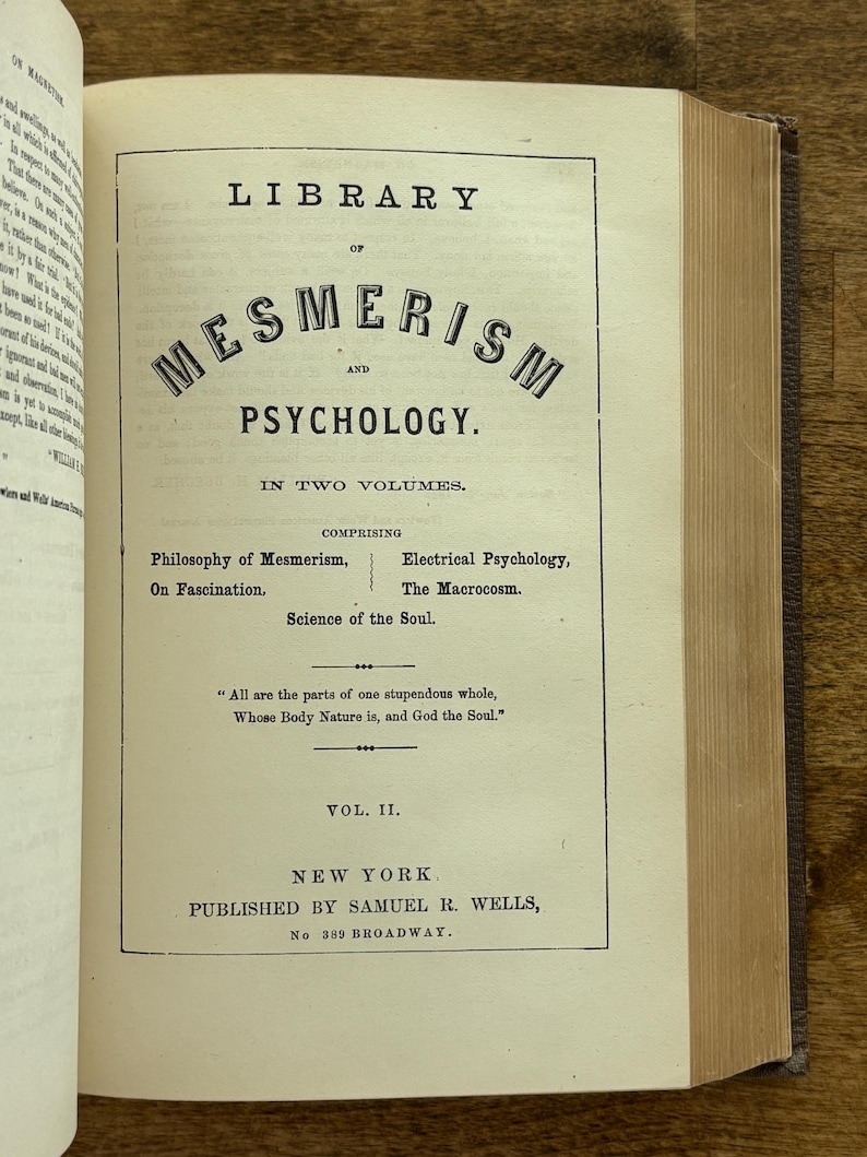 Puede incluir: P&aacute;gina de t&iacute;tulo de un libro antiguo con el t&iacute;tulo "Mesmerismo y Psicolog&iacute;a" en negro. El texto est&aacute; impreso en papel envejecido blanquecino. El libro est&aacute; abierto al volumen II, publicado en Nueva York por Samuel R. Wells.