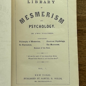 Puede incluir: P&aacute;gina de libro antiguo con el t&iacute;tulo "MESMERISM AND PSYCHOLOGY" en letras grandes y ornamentadas. El texto est&aacute; impreso en tinta negra sobre papel crema envejecido. El texto tambi&eacute;n incluye "IN TWO VOLUMES" y una lista de temas como "Philosophy of Mesmerism" y "Electrical Psychology."