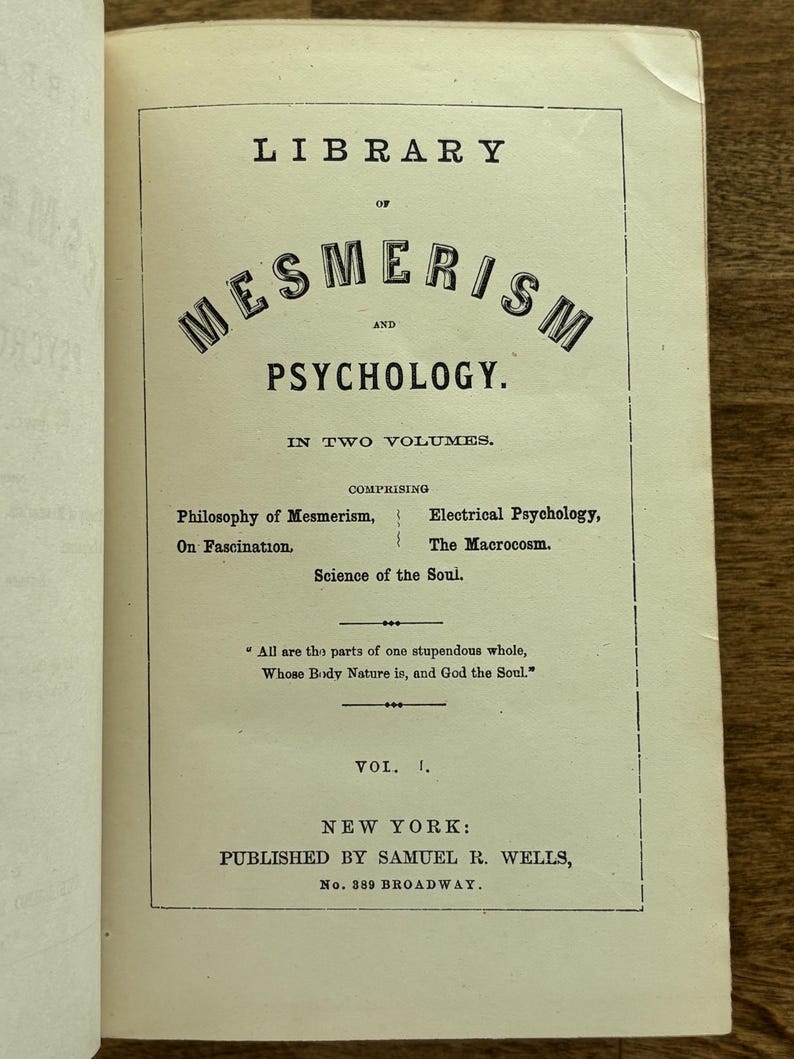 Puede incluir: P&aacute;gina de libro antiguo con el t&iacute;tulo "MESMERISM AND PSYCHOLOGY" en letras grandes y ornamentadas. El texto est&aacute; impreso en tinta negra sobre papel crema envejecido. El texto tambi&eacute;n incluye "IN TWO VOLUMES" y una lista de temas como "Philosophy of Mesmerism" y "Electrical Psychology."
