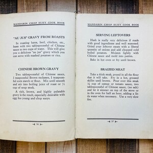 Pu&ograve; includere: Pagine aperte di un libro di cucina con ricette di salse e carne brasata. Il libro si intitola "Mandarin Chop Suey Cook Book" ed &egrave; appoggiato su una superficie di legno. Misure in cucchiai e tazze.