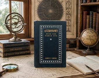 Puede incluir: Naturaleza muerta de temática astronómica con un libro azul oscuro titulado "Astronomía a simple vista" con letras doradas. Otros elementos incluyen una esfera armilar de latón, un globo terráqueo y una pila de libros antiguos sobre un escritorio de madera.