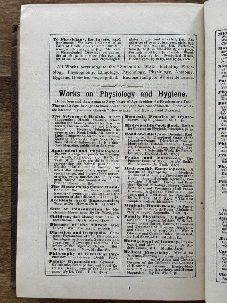 Puede incluir: Una p&aacute;gina de libro vintage con texto sobre fisiolog&iacute;a e higiene. Los t&iacute;tulos incluyen &laquo;Obras sobre fisiolog&iacute;a e higiene&raquo; y enumeran publicaciones sobre salud, dieta y temas relacionados.
