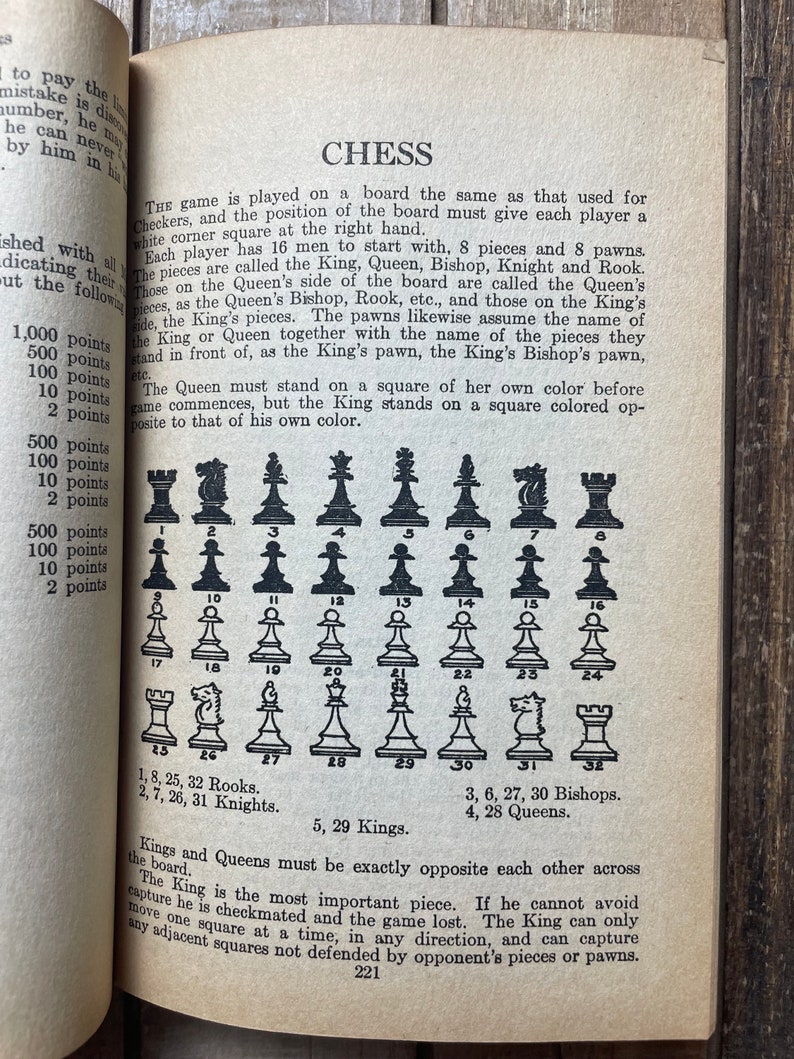 Puede incluir: Una ilustraci&oacute;n en blanco y negro de un tablero de ajedrez con las piezas numeradas. Las piezas incluyen torres, caballos, alfiles, reinas, reyes y peones. El texto en la p&aacute;gina dice "Ajedrez" y explica las reglas del juego.