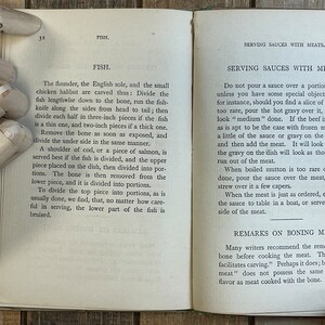 Pode incluir: Um livro antigo aberto em uma p&aacute;gina com o t&iacute;tulo "Servir molhos com carnes." O texto fala sobre como servir corretamente os molhos com diferentes carnes, incluindo carne assada, cordeiro e peixe. O livro &eacute; impresso em papel amarelado com tinta preta.