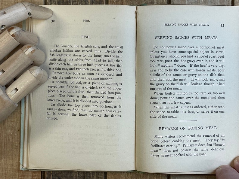 Pode incluir: Um livro antigo aberto em uma p&aacute;gina com o t&iacute;tulo "Servir molhos com carnes." O texto fala sobre como servir corretamente os molhos com diferentes carnes, incluindo carne assada, cordeiro e peixe. O livro &eacute; impresso em papel amarelado com tinta preta.