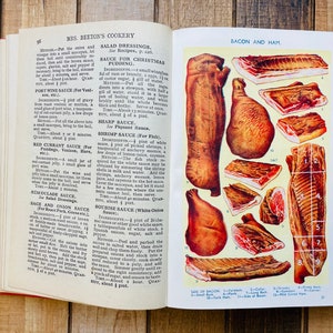 Pode incluir: Uma p&aacute;gina de um livro de cozinha vintage com ilustra&ccedil;&otilde;es de diferentes cortes de bacon e fiambre. A p&aacute;gina &eacute; intitulada "Bacon and Ham" e inclui descri&ccedil;&otilde;es de cada corte, como "1-Paleta dianteira", "2-Lado de bacon" e "3-Costas longas".
