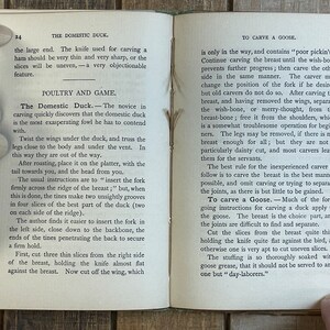 Pode incluir: Uma p&aacute;gina de um livro de culin&aacute;ria vintage com instru&ccedil;&otilde;es sobre como cortar um pato e um ganso. O texto descreve o processo de cortar o peito, as asas e as pernas de cada ave. O texto tamb&eacute;m menciona a quilha e o osso da forquilha.
