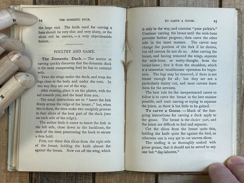 Pode incluir: Uma p&aacute;gina de um livro de culin&aacute;ria vintage com instru&ccedil;&otilde;es sobre como cortar um pato e um ganso. O texto descreve o processo de cortar o peito, as asas e as pernas de cada ave. O texto tamb&eacute;m menciona a quilha e o osso da forquilha.