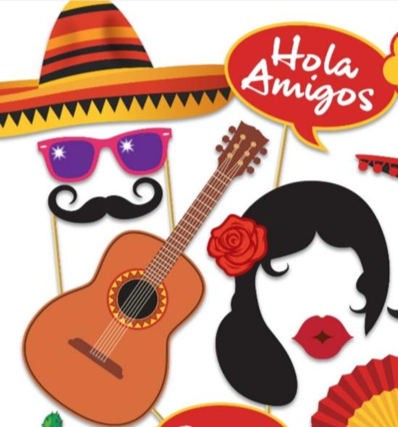 Pu&ograve; includere: Un set di accessori per foto booth colorati con un tema di festa messicana. Gli accessori includono un sombrero, una chitarra, un viso di donna, un baffo, occhiali da sole, una rosa rossa, un ventaglio e un cartello che dice "Hola Amigos".